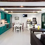 Spitaki Pool House & Spitaki Jacuzzi Deluxe