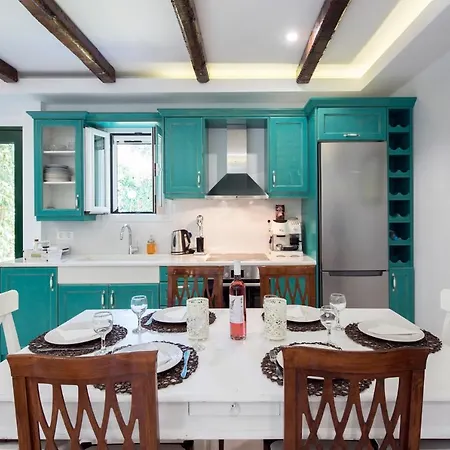 Spitaki Pool House & Spitaki Jacuzzi Deluxe Apartment *