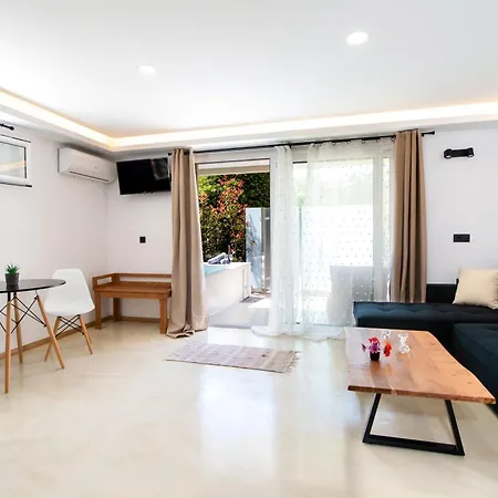 Spitaki Pool House & Spitaki Jacuzzi Deluxe *