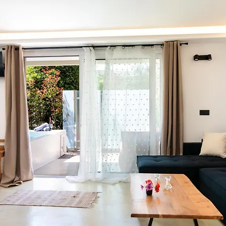 Spitaki Pool House & Spitaki Jacuzzi Deluxe *